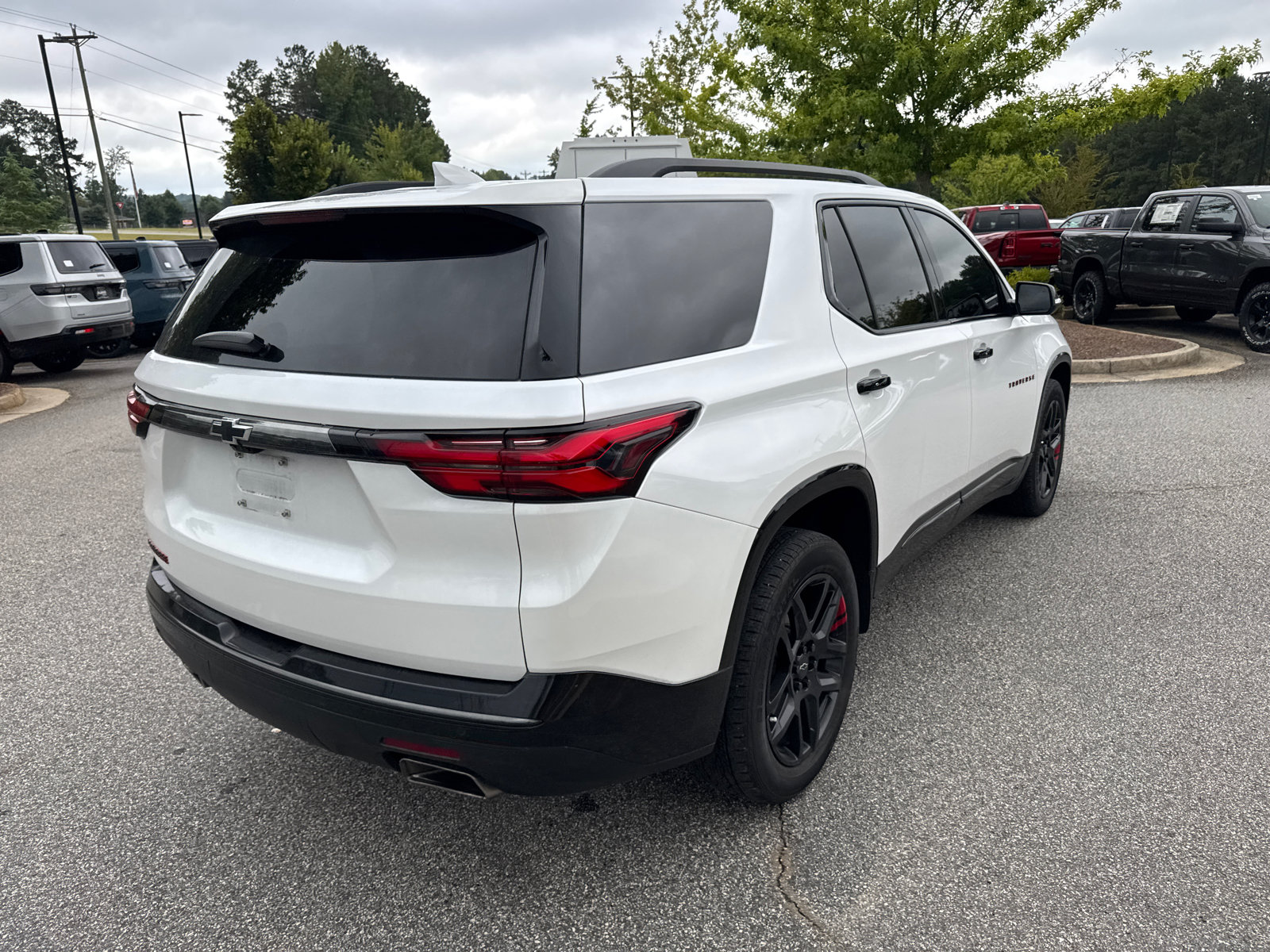 Used 2022 Chevrolet Traverse Premier w/ Redline Edition FWD image 8