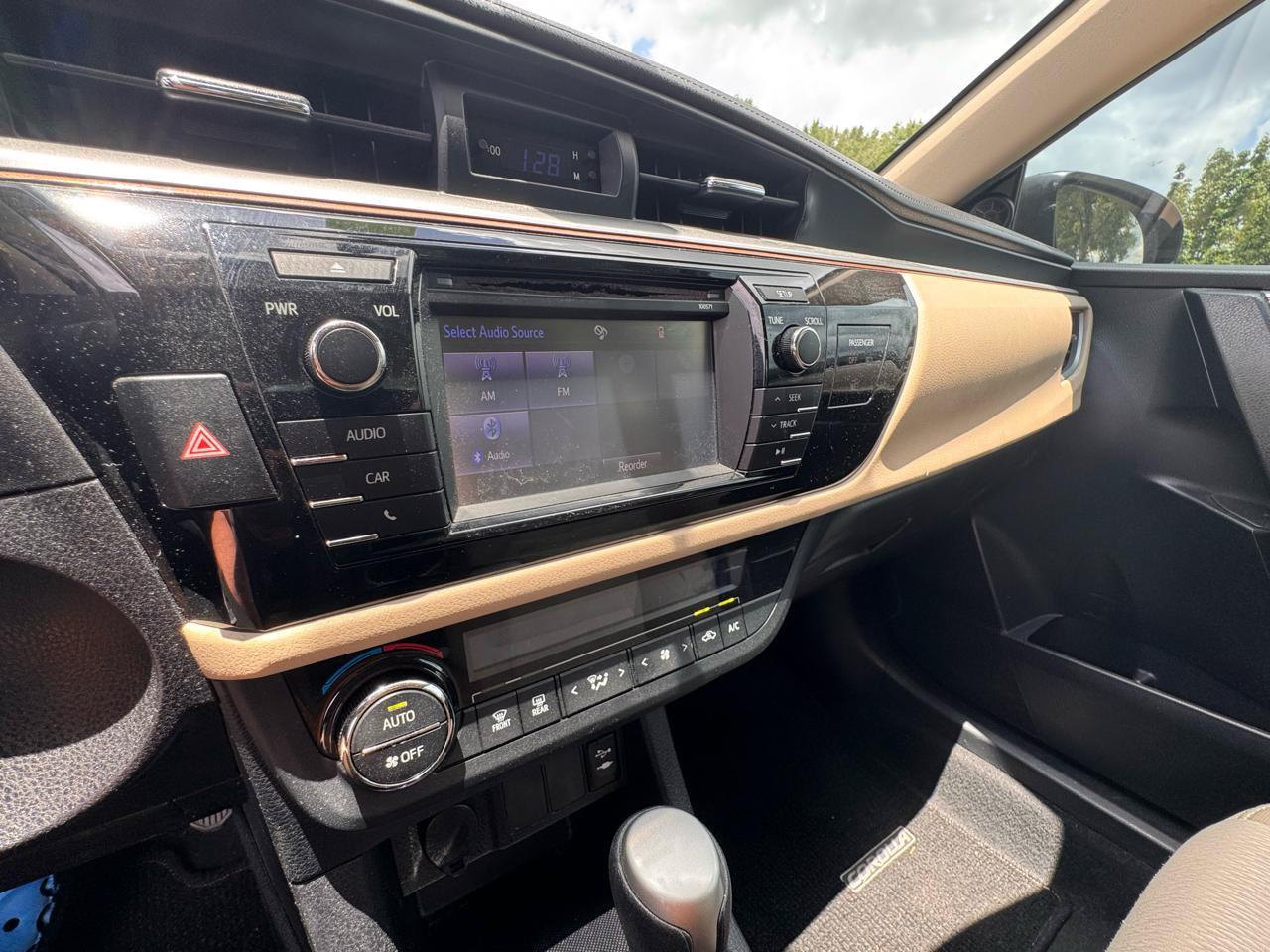 Used 2016 Toyota Corolla LE FWD image 25