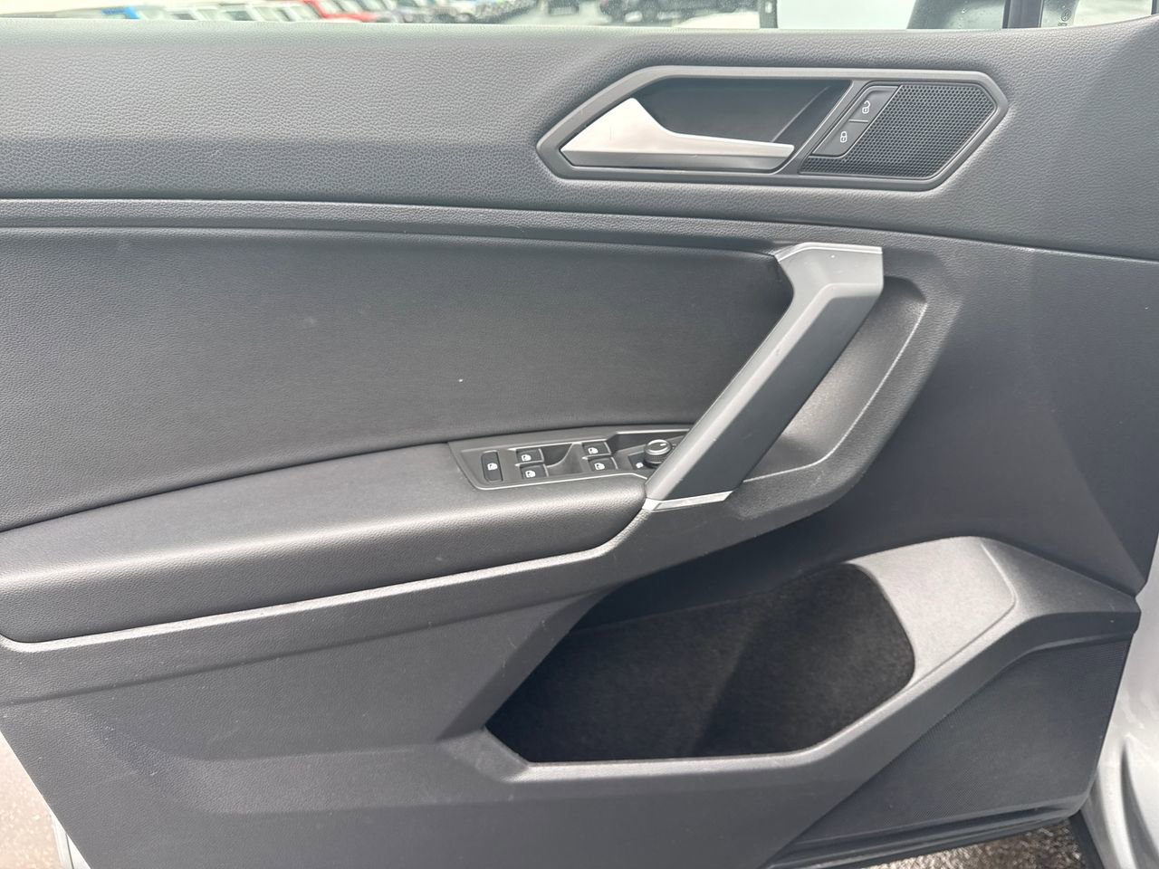Used 2020 Volkswagen Tiguan SE image 14
