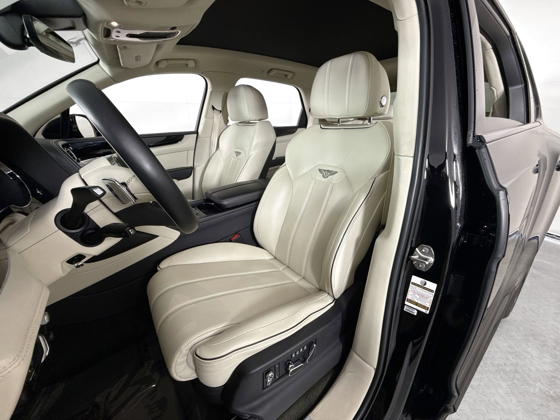 Used 2021 Bentley Bentayga AWD/4WD image 9