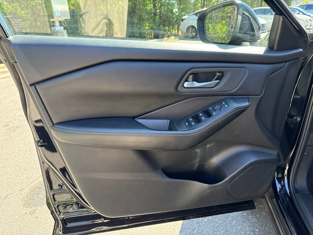 Used 2025 Nissan Rogue SV AWD/4WD image 16