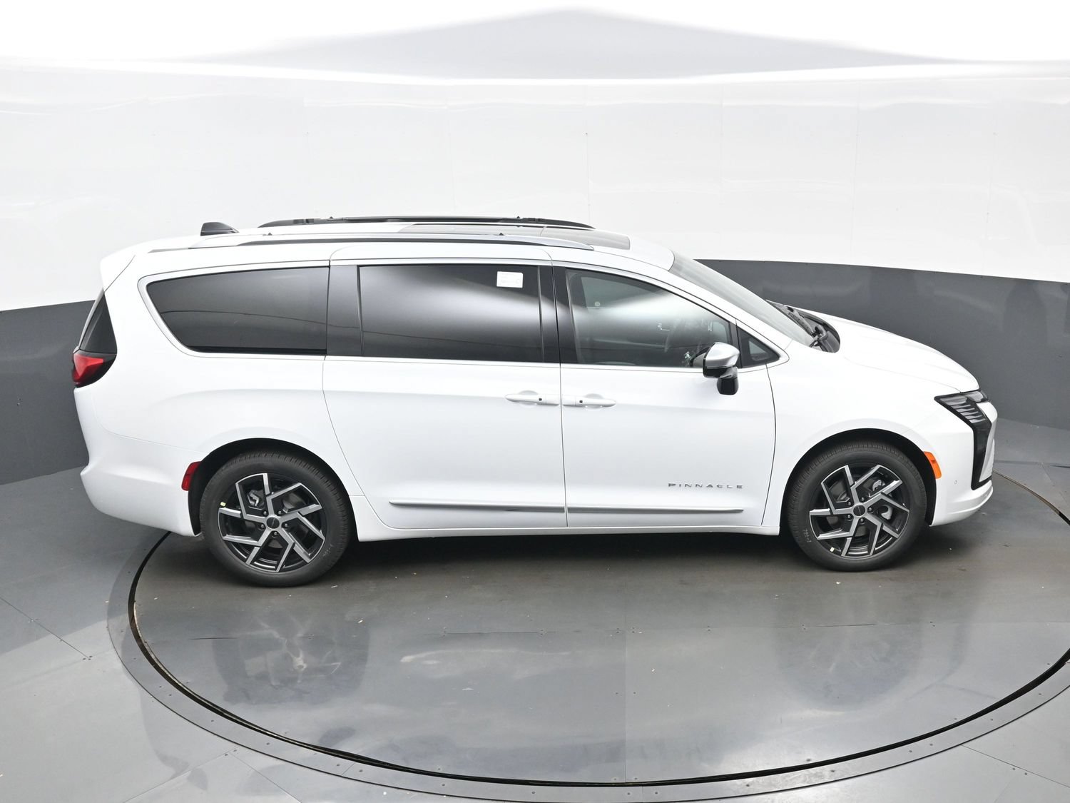 New 2027 Chrysler Pacifica Pinnacle w/ Theater Group AWD/4WD image 27
