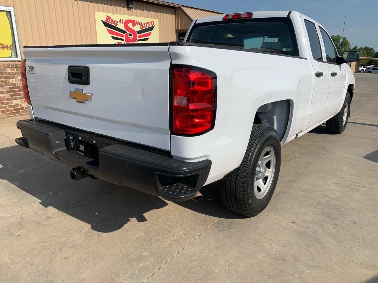Used 2018 Chevrolet Silverado 1500 W/T w/ Trailering Package RWD image 2