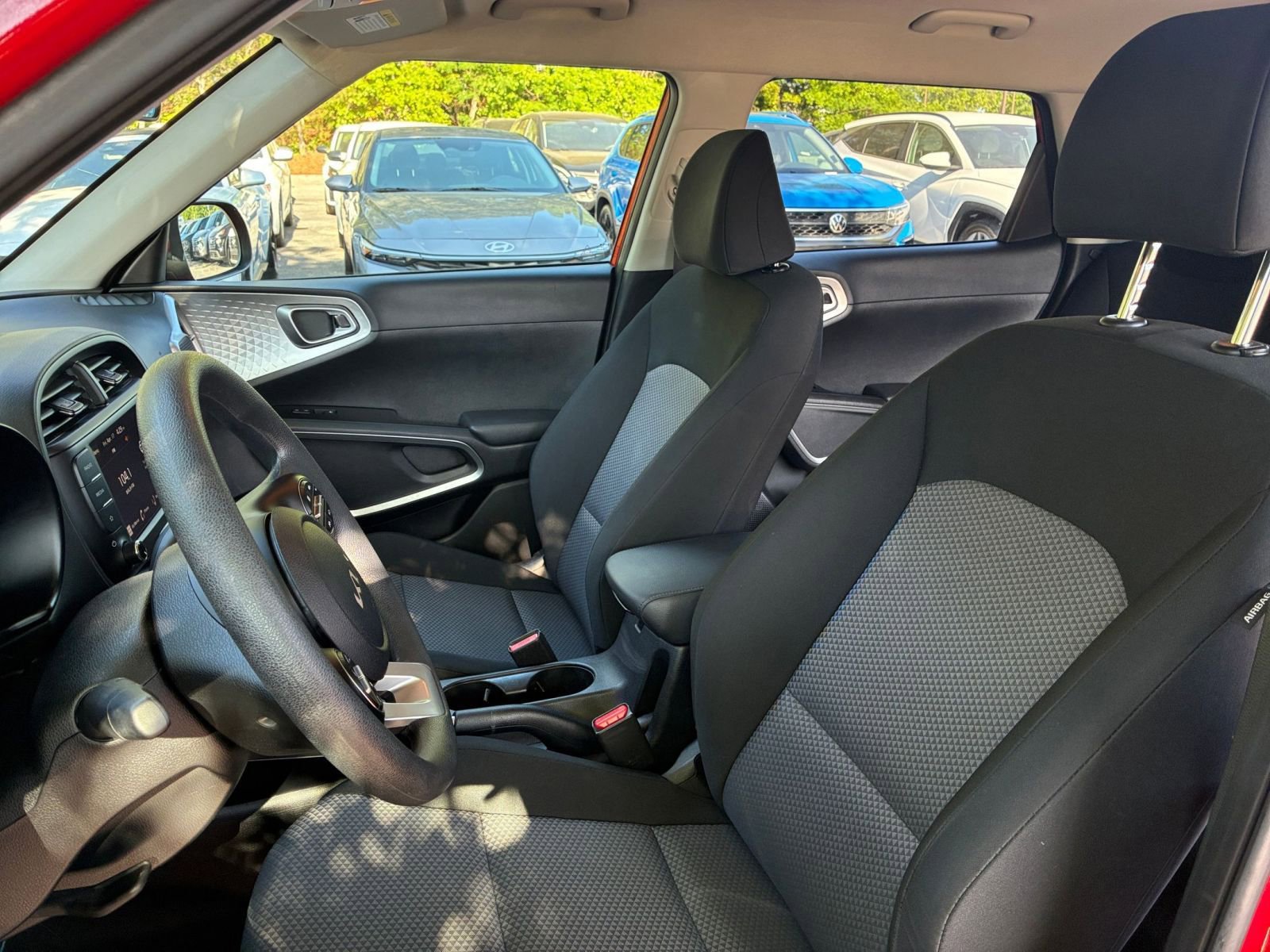 Used 2025 Kia Soul LX w/ LX Technology Package FWD image 36