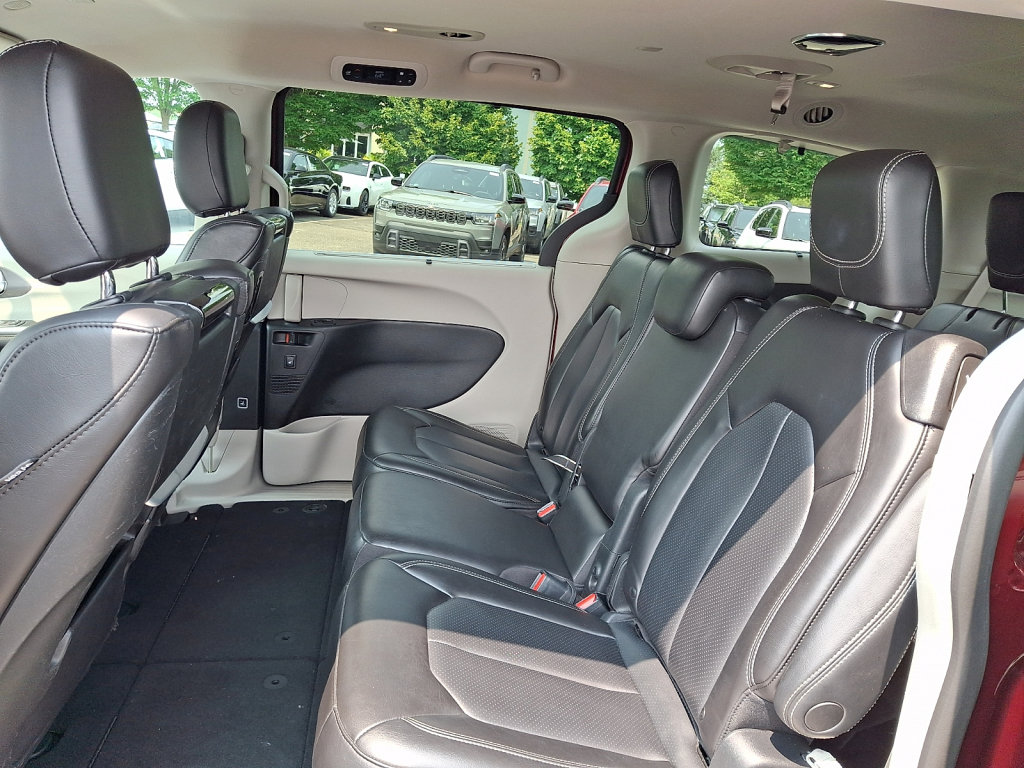 Used 2023 Chrysler Pacifica Touring-L w/ Uconnect Theater Family Group FWD image 19
