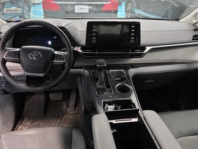 Used 2023 Toyota Sienna Limited AWD/4WD image 3