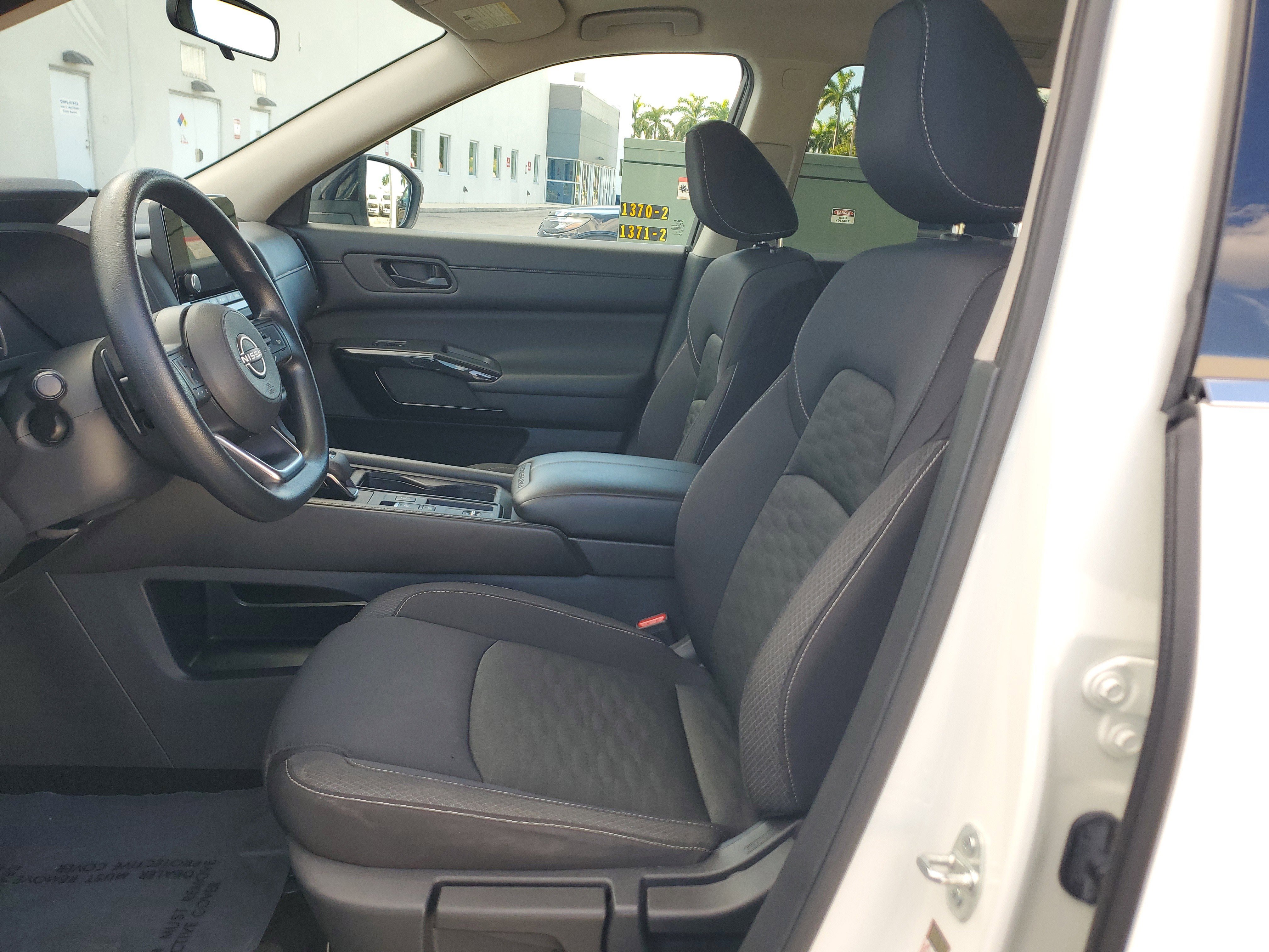 Used 2024 Nissan Pathfinder S image 10