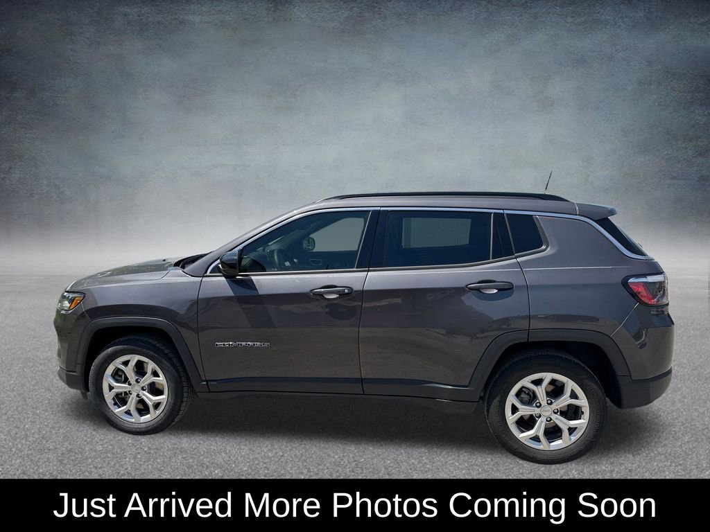 Used 2024 Jeep Compass Latitude AWD/4WD image 2