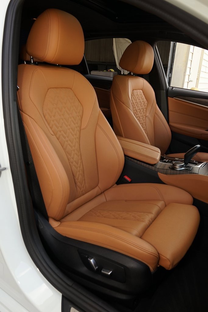 Used 2023 BMW 530e w/ M Sport Package image 4