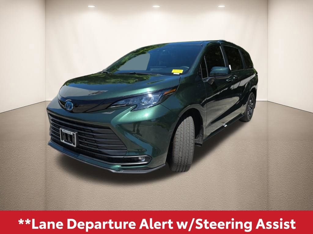 Used 2025 Toyota Sienna XLE Woodland Edition image 11