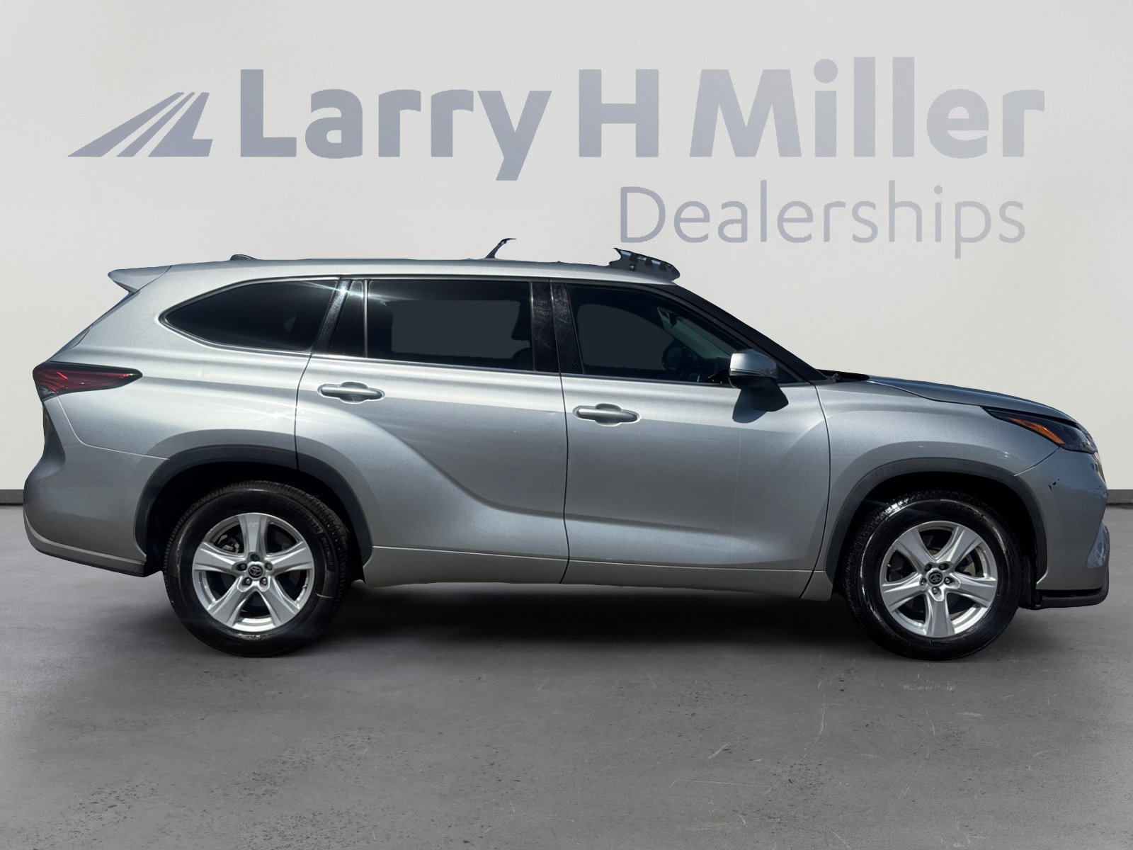 Used 2022 Toyota Highlander LE FWD image 6