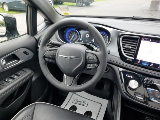 Used 2025 Chrysler Pacifica Limited AWD/4WD image 18