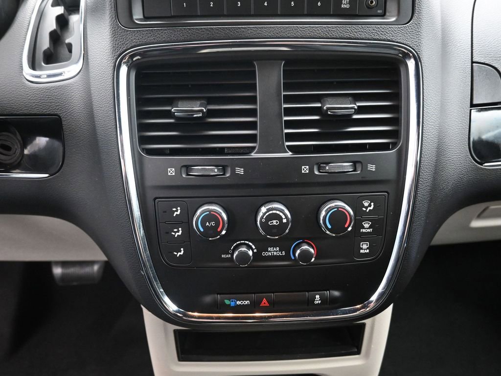 Used 2016 Dodge Grand Caravan SE image 14