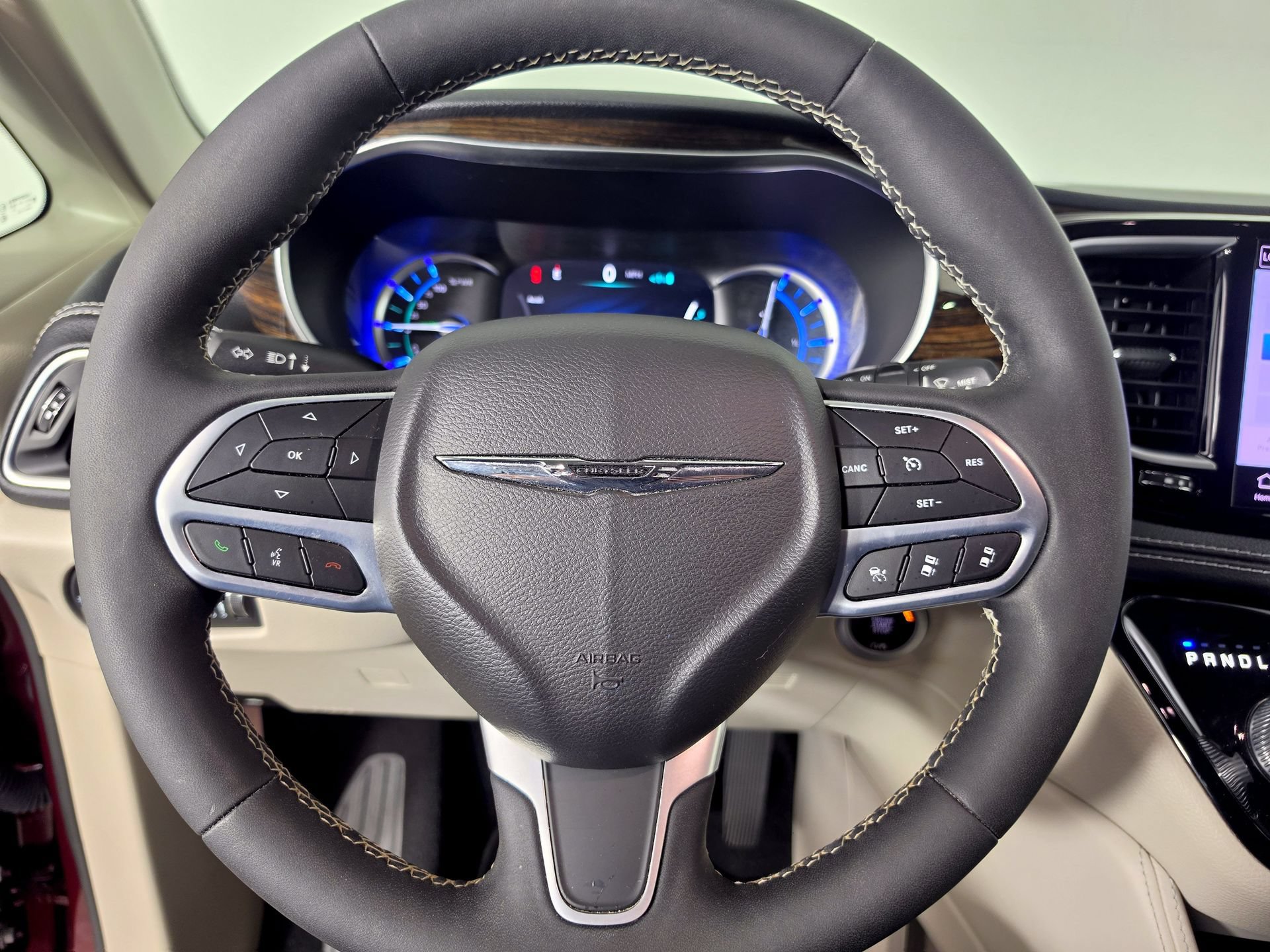 Used 2022 Chrysler Pacifica Limited w/ Uconnect Theater Family Group FWD image 23