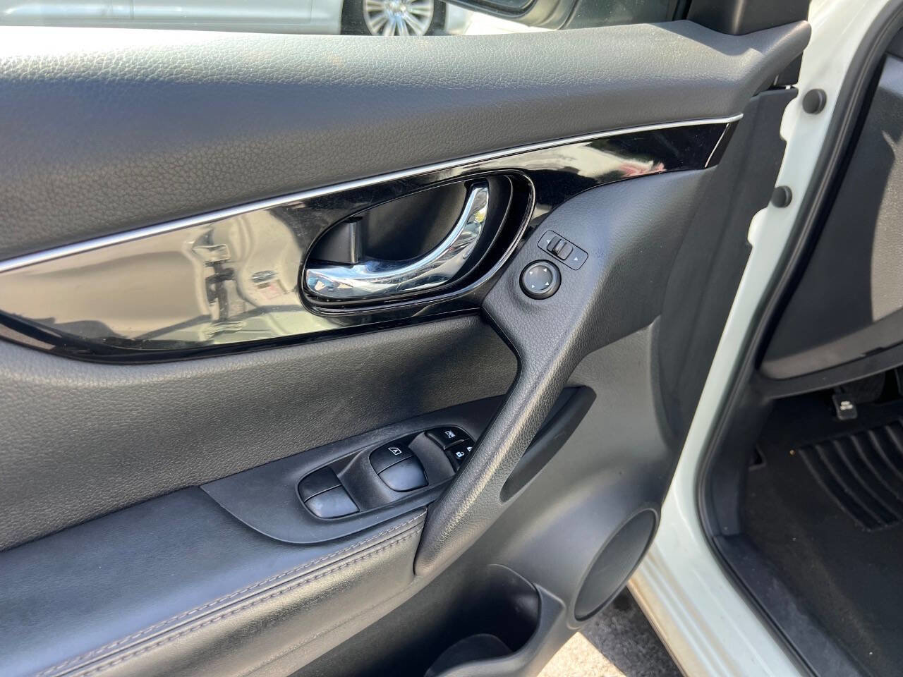 Used 2017 Nissan Rogue Sport SL w/ SL Premium Package image 13