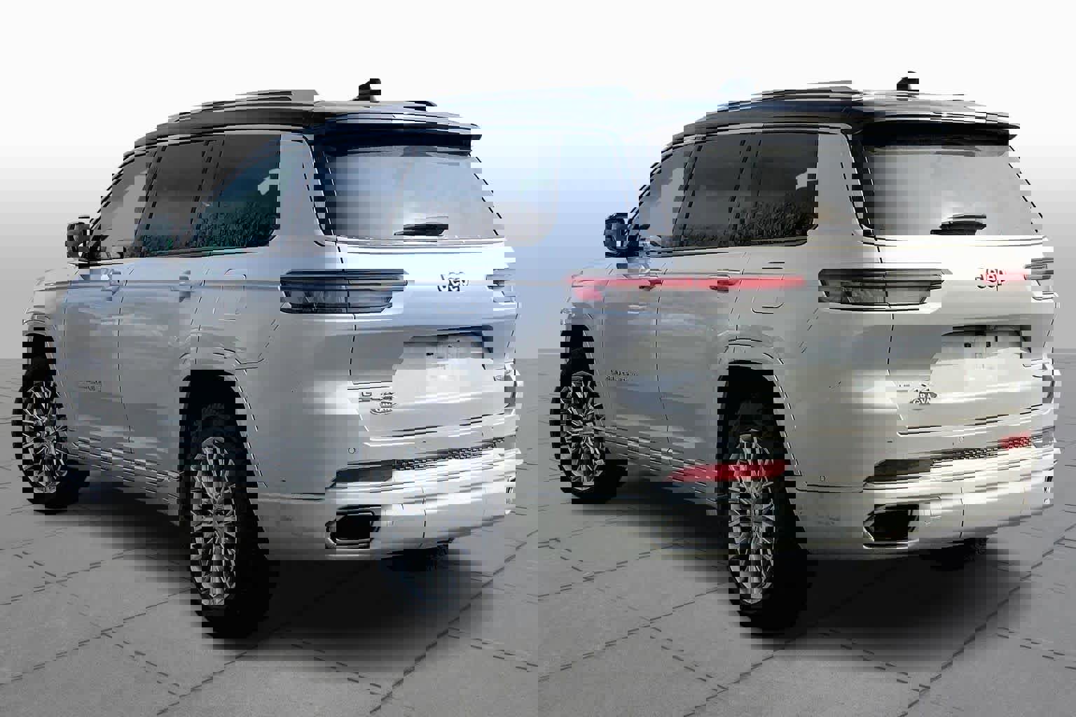 Used 2023 Jeep Grand Cherokee L Summit w/ Luxury Tech Group V image 12