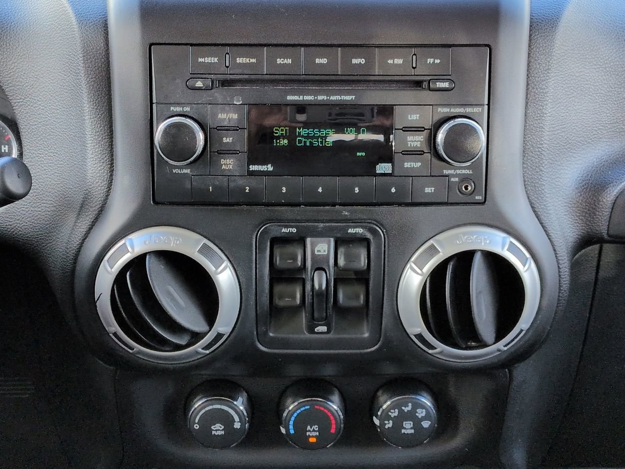 Used 2016 Jeep Wrangler Unlimited Sahara image 18