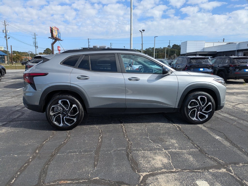 Used 2025 Chevrolet Trax RS w/ Driver Confidence Package FWD image 3