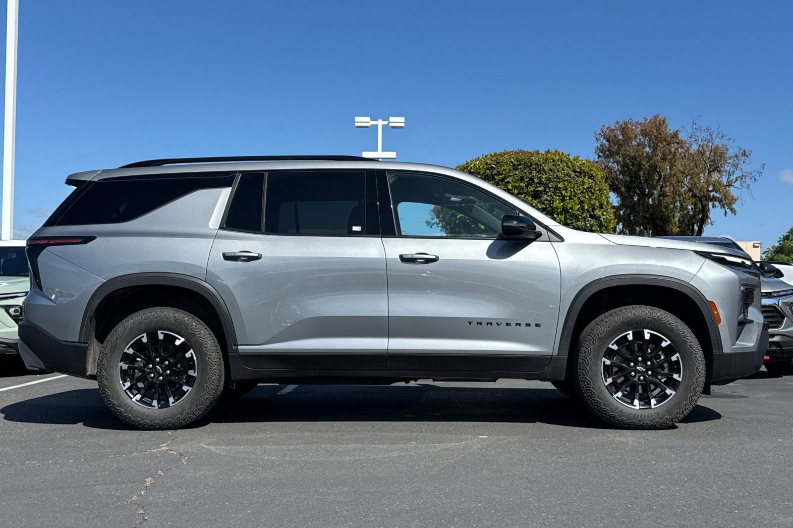 Used 2025 Chevrolet Traverse Z71 image 4