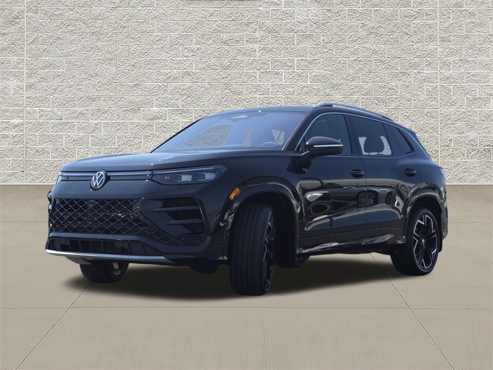New 2026 Volkswagen Tiguan SEL R-Line AWD/4WD image 3