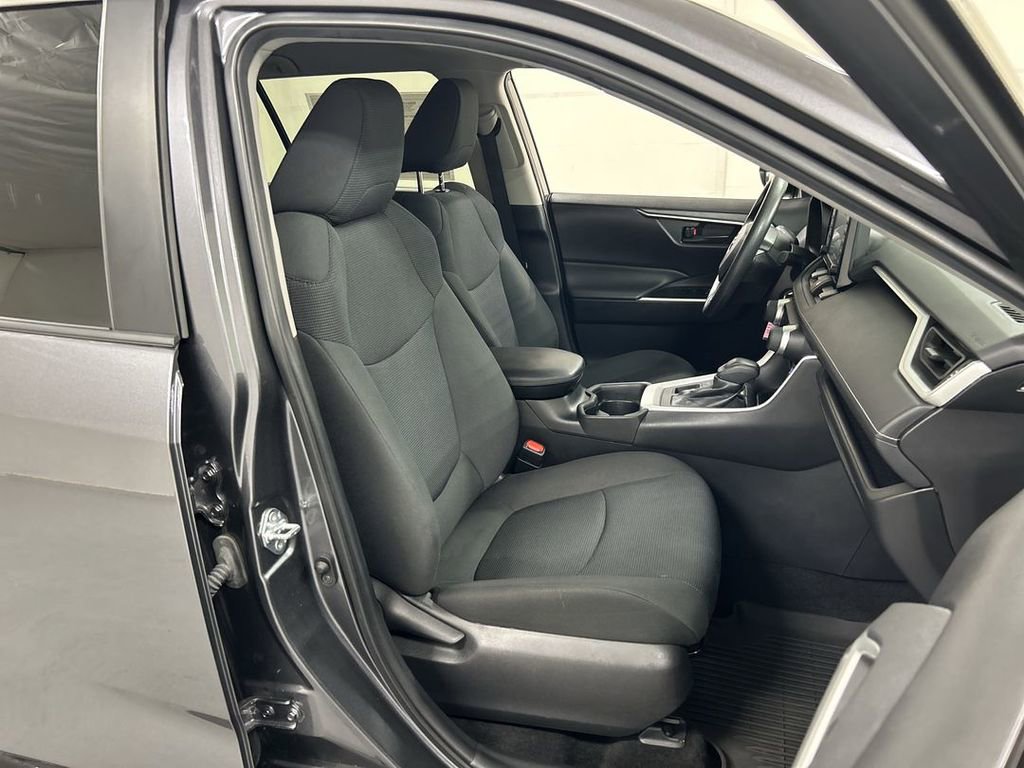 Used 2021 Toyota RAV4 LE AWD/4WD image 22