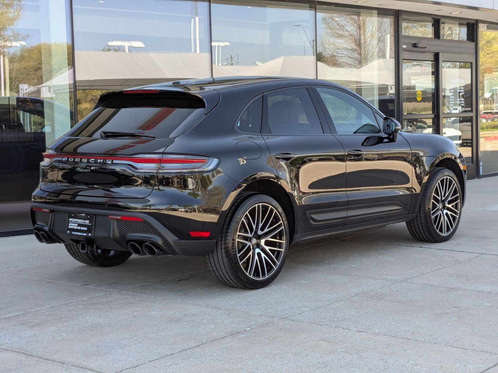 Certified 2025 Porsche Macan image 9