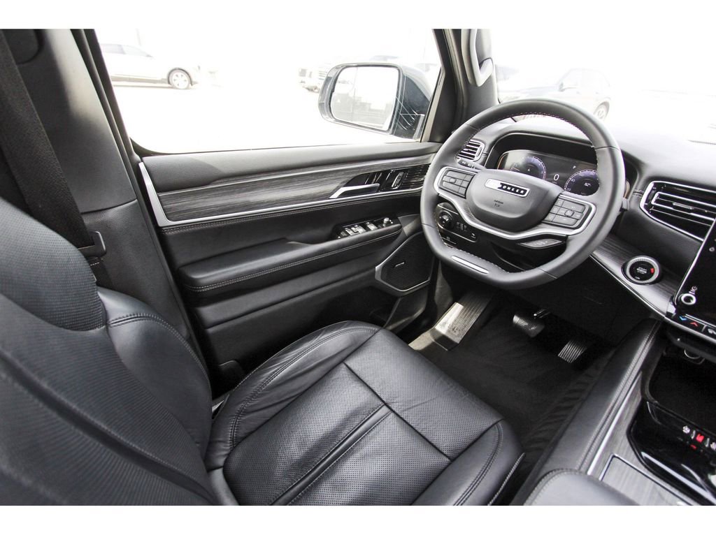 Used 2024 Jeep Wagoneer L Series II image 8