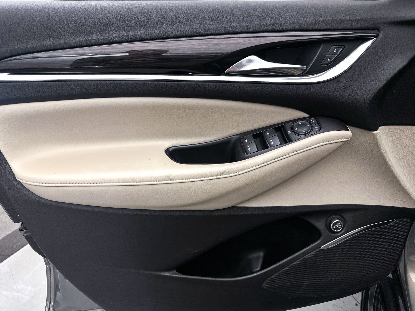 Used 2018 Buick Enclave Essence AWD/4WD image 17