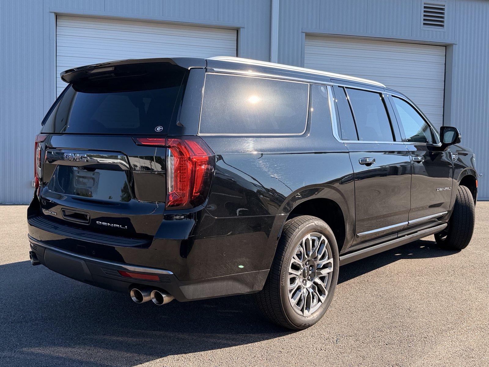 Used 2023 GMC Yukon XL Denali Ultimate AWD/4WD image 12