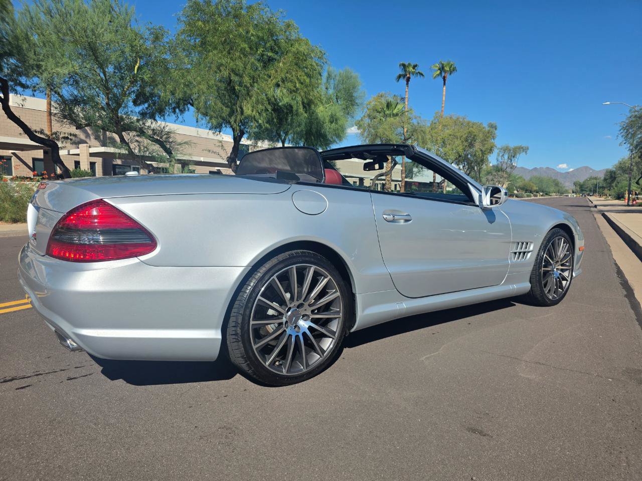 Used 2011 Mercedes-Benz SL 550 w/ Premium I Pkg image 24