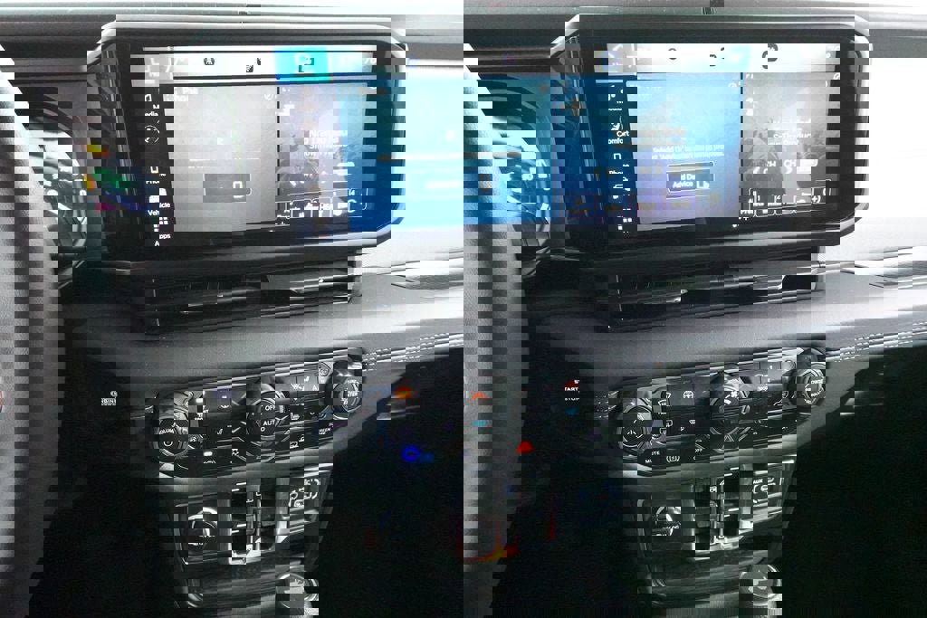 Used 2025 Jeep Wrangler Unlimited Sahara image 13