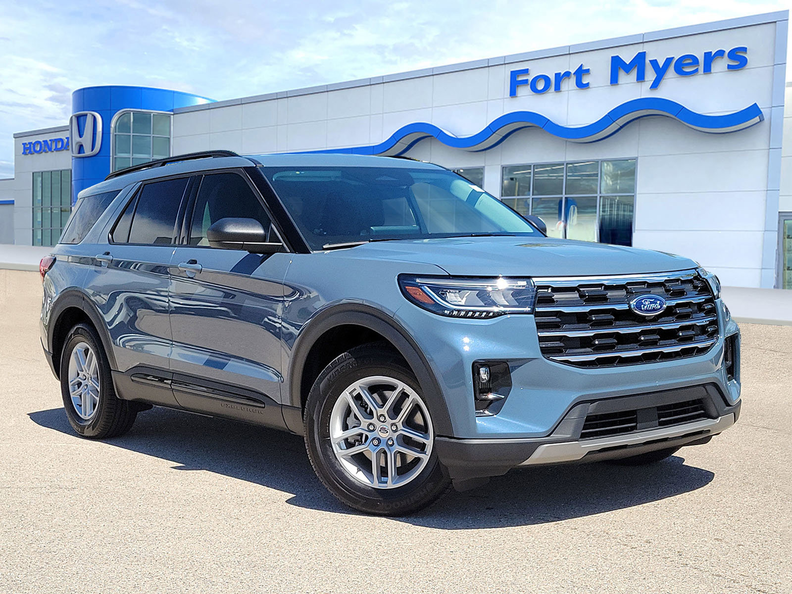 Used 2026 Ford Explorer Active w/ Active Comfort Package image 1