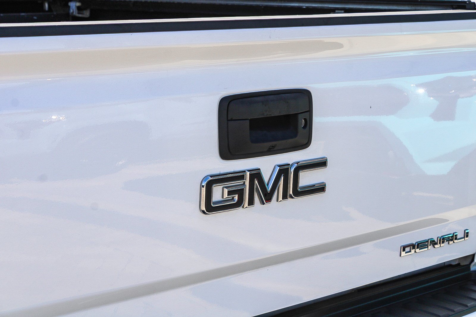 Used 2015 GMC Sierra 2500 Denali w/ Duramax Plus Package AWD/4WD image 11