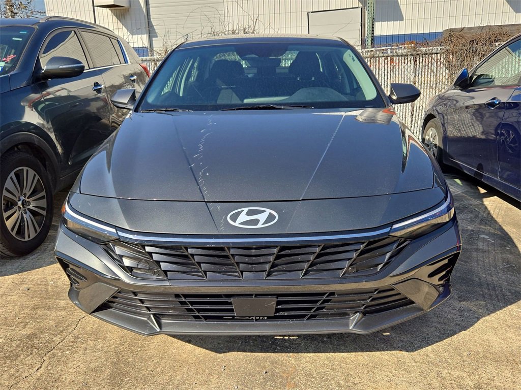 Used 2025 Hyundai Elantra SEL image 2