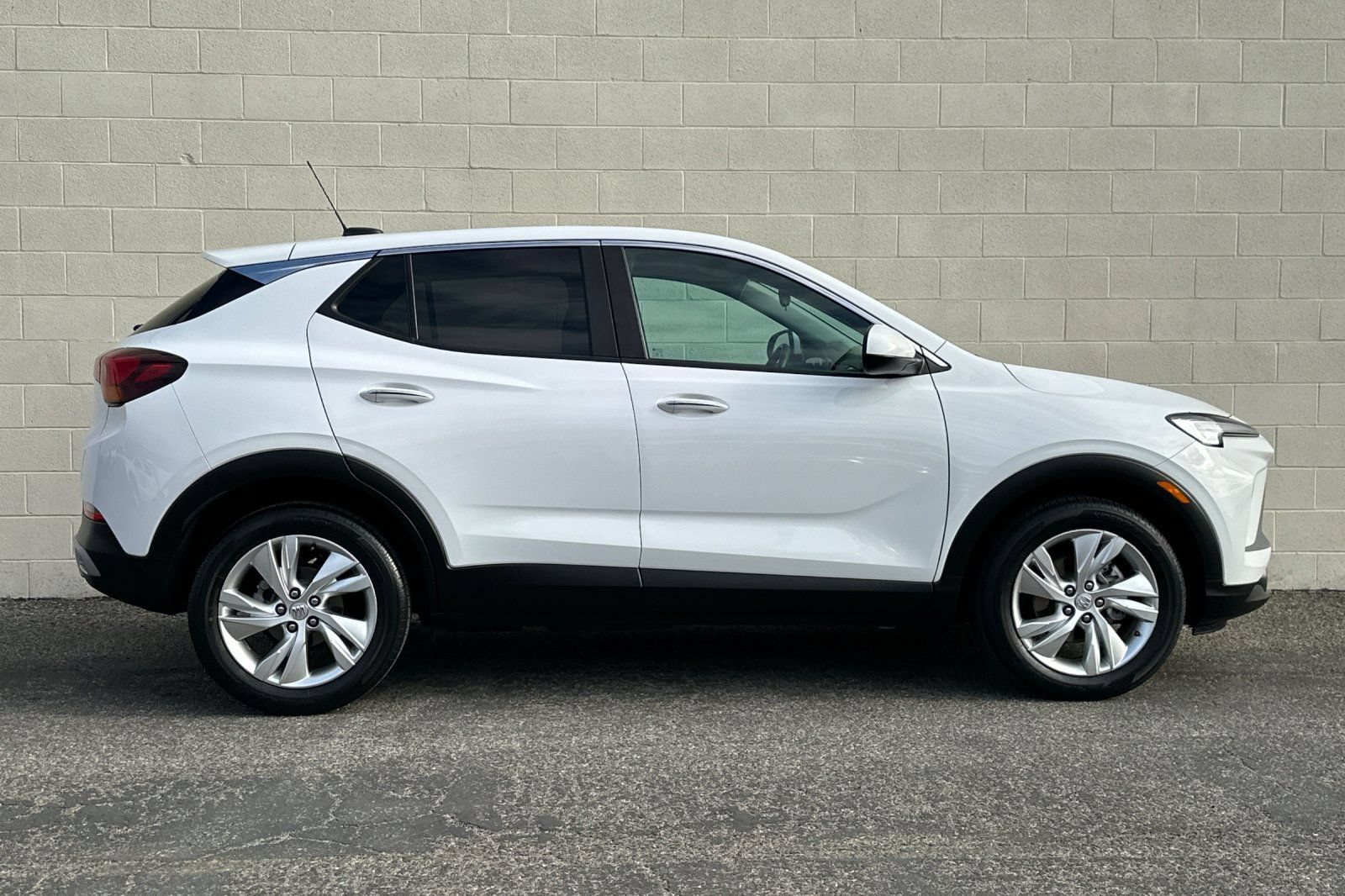 Certified 2024 Buick Encore GX Preferred FWD image 3
