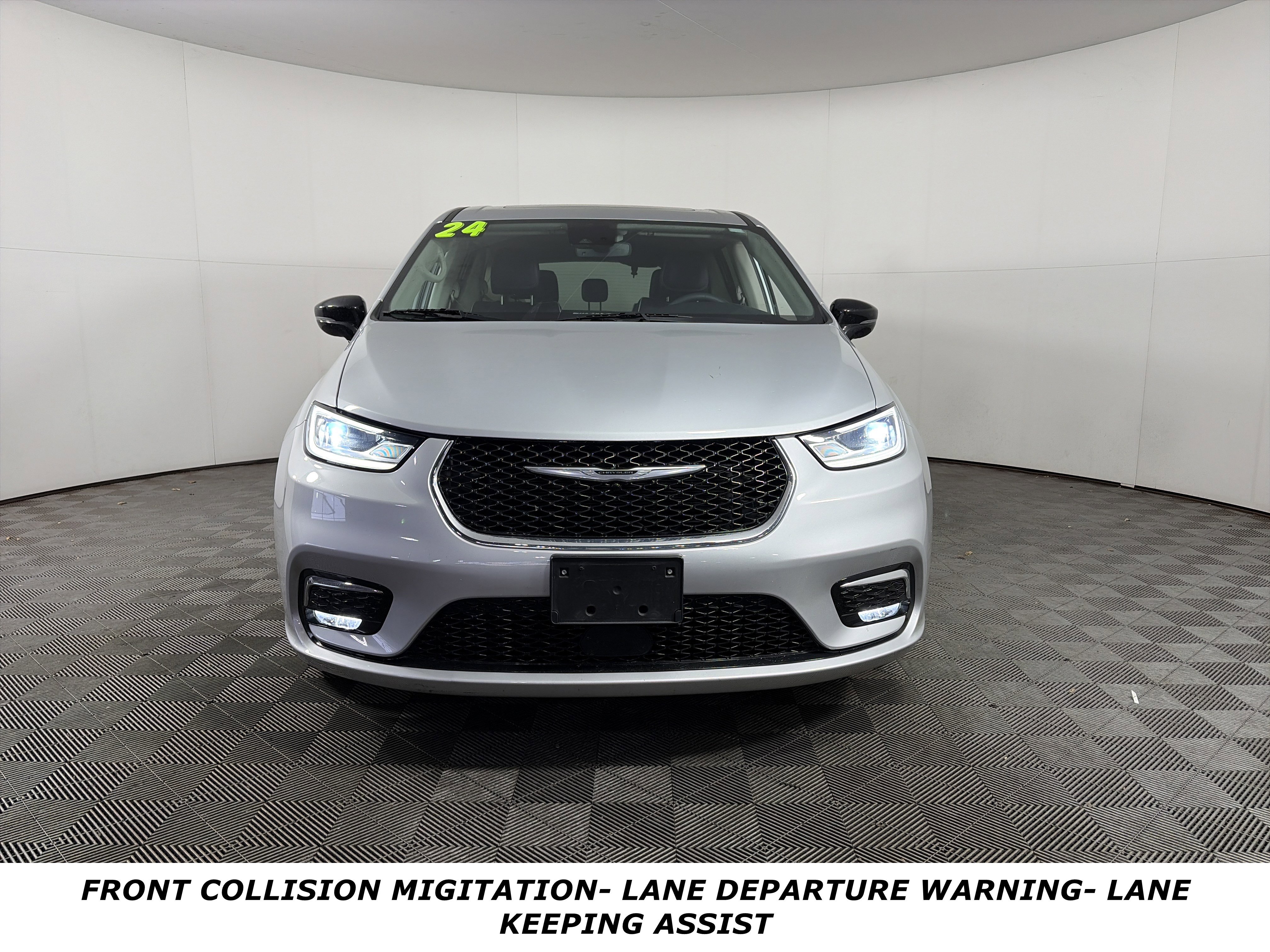 Used 2024 Chrysler Pacifica Limited image 2