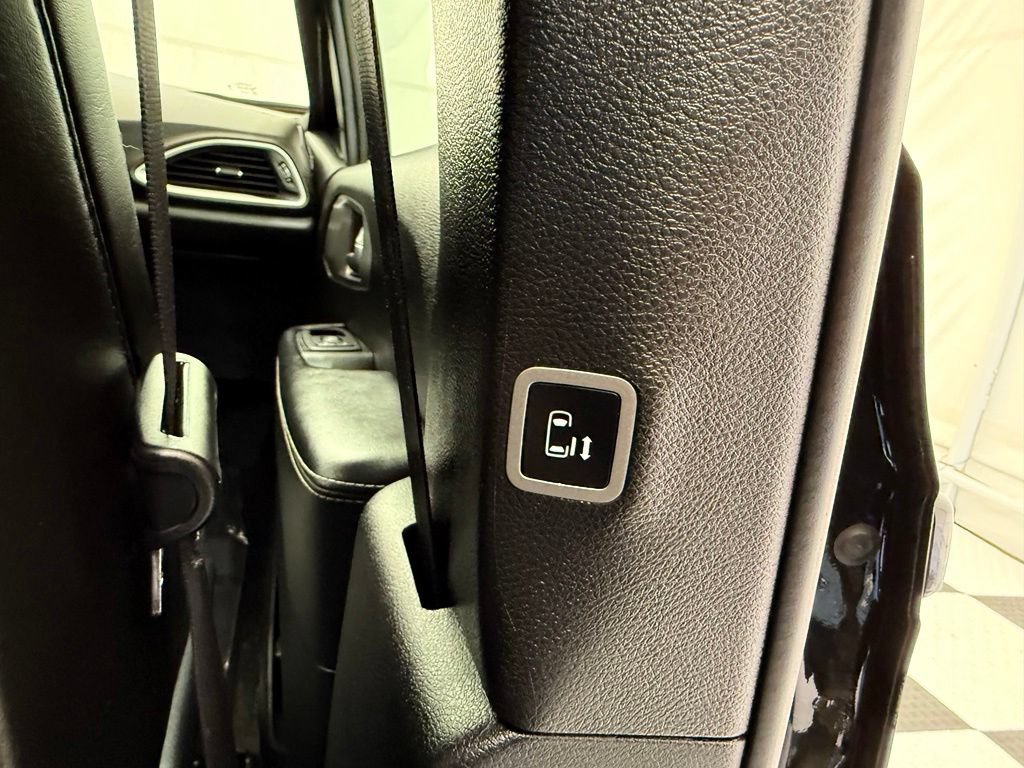 Used 2025 Chrysler Pacifica Select FWD image 30