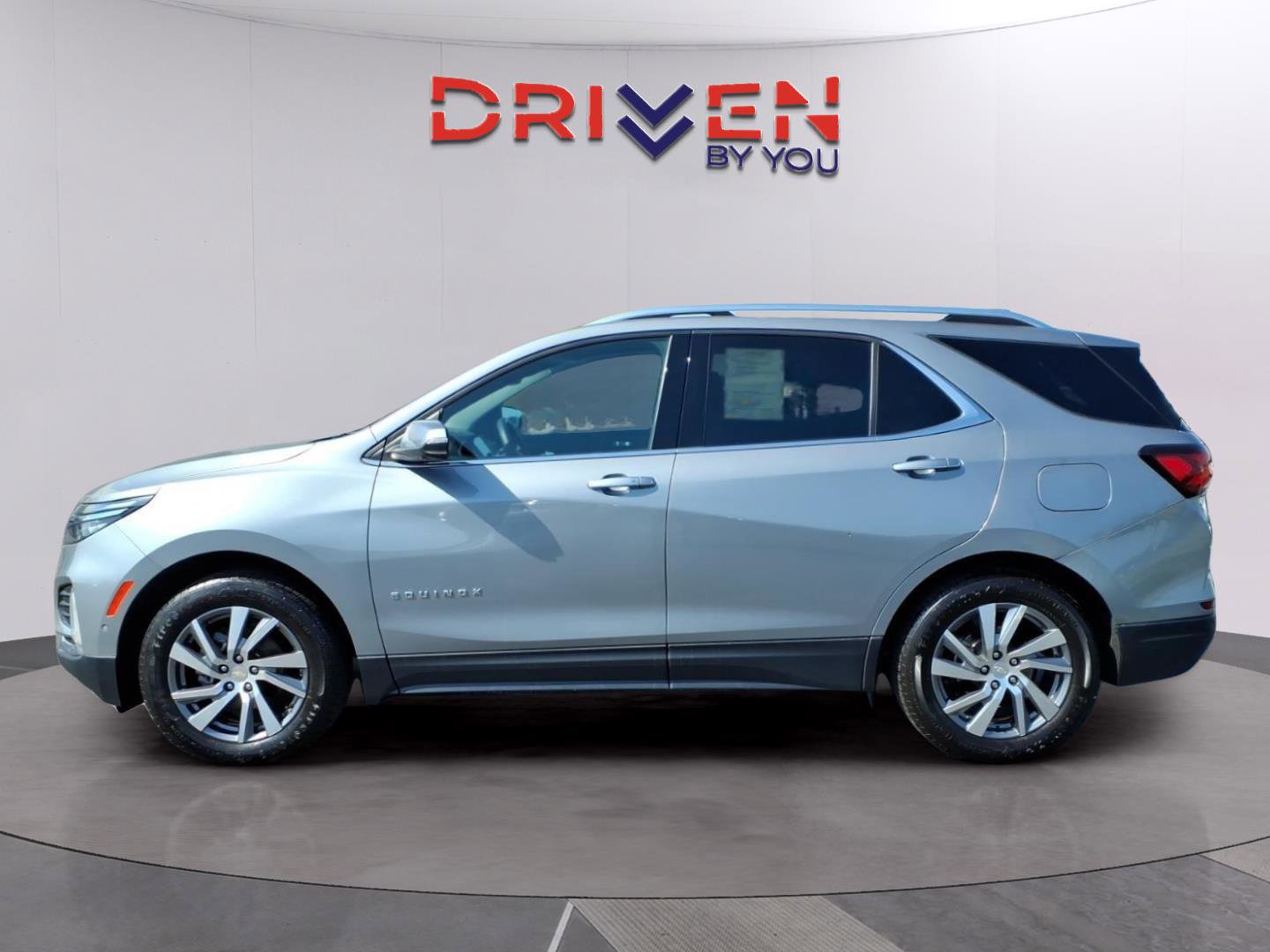 Used 2023 Chevrolet Equinox Premier AWD/4WD image 2