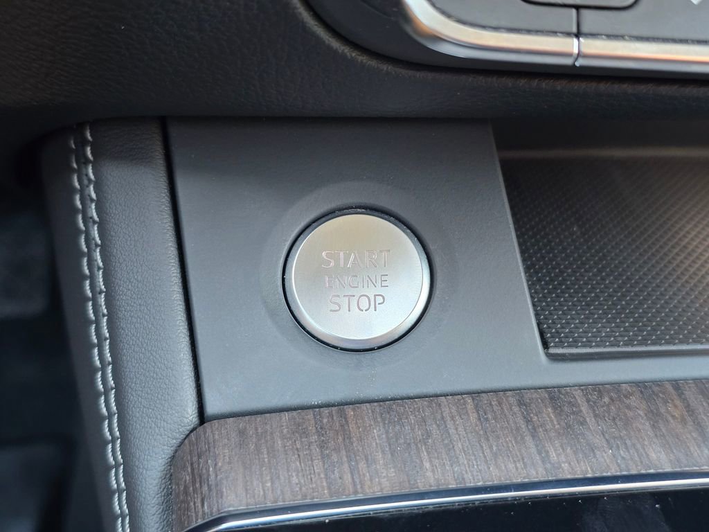 Used 2024 Audi Q5 e Prestige w/ Prestige Package image 16