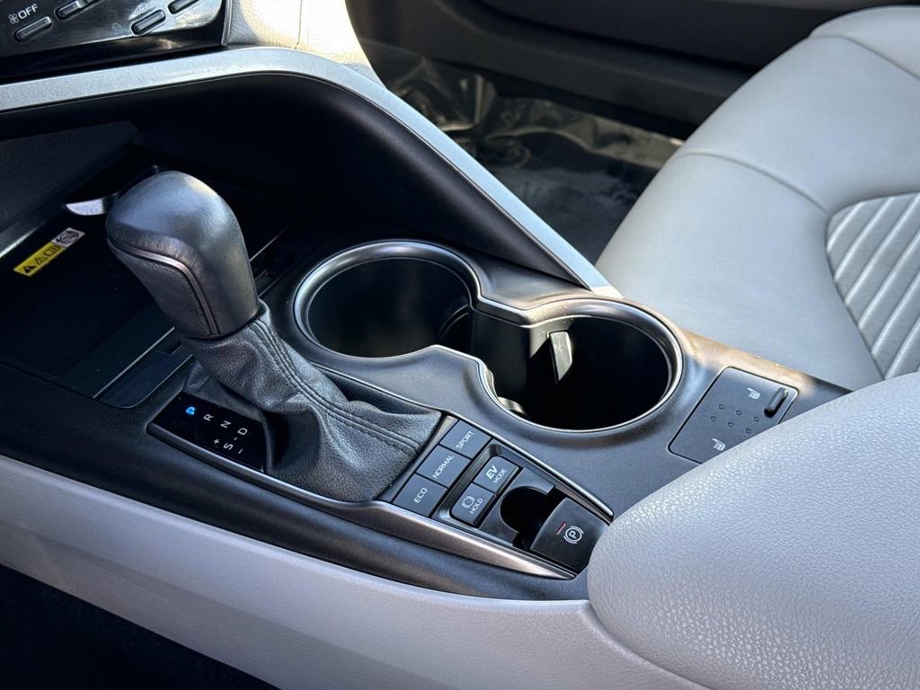 Used 2022 Toyota Camry SE w/ Cold Weather Package FWD image 7