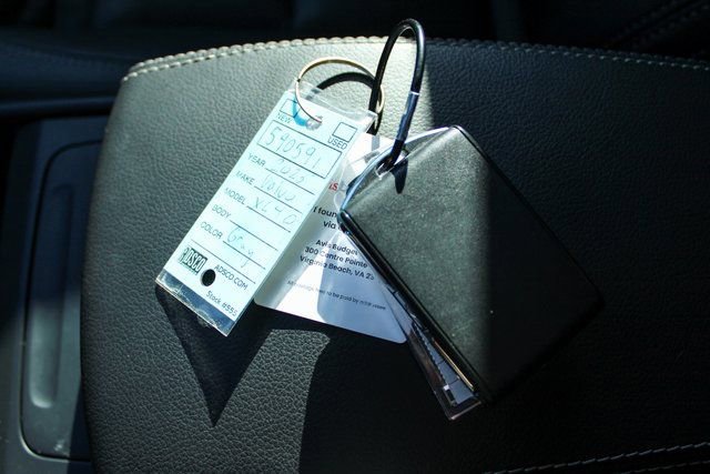 Used 2025 Volvo XC40 B5 Plus image 32