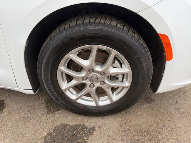 Used 2024 Chrysler Pacifica Touring-L FWD image 14