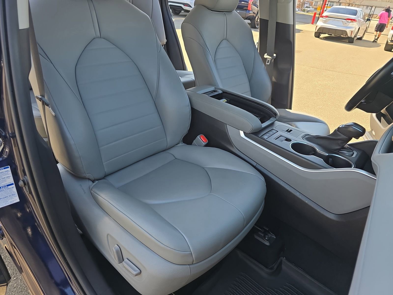 Used 2021 Toyota Highlander XLE image 14