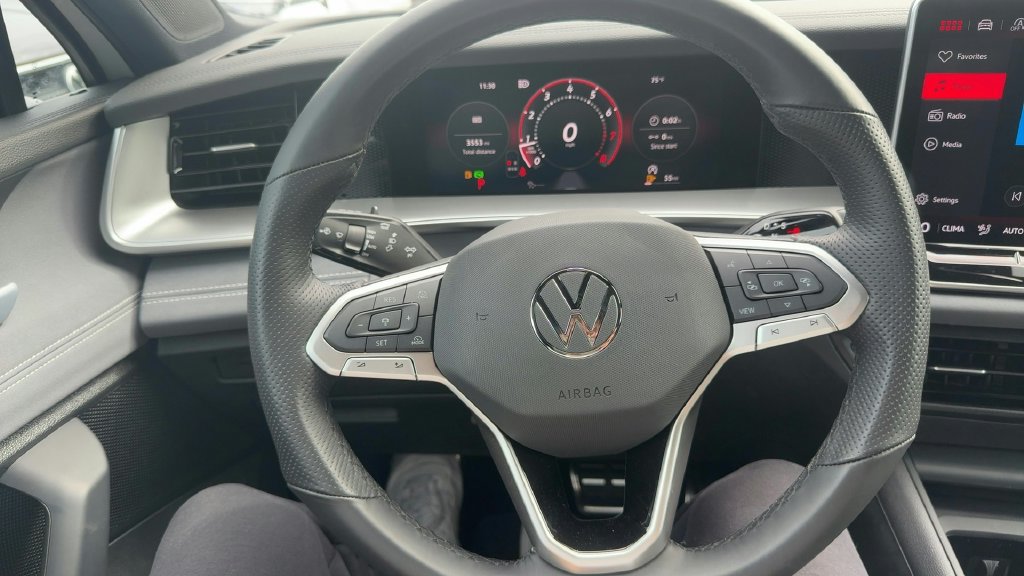 Certified 2026 Volkswagen Tiguan SE R-Line FWD image 6