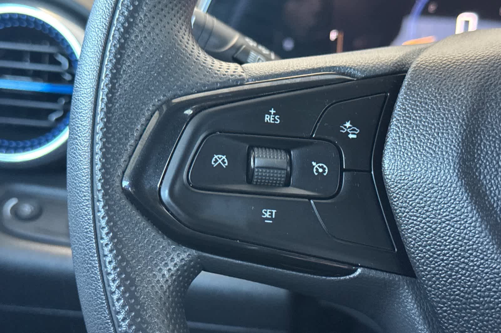 Used 2025 Chevrolet Trax LT FWD image 24