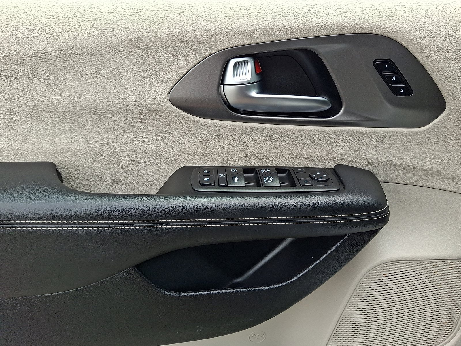 Used 2024 Chrysler Pacifica Touring-L FWD image 10