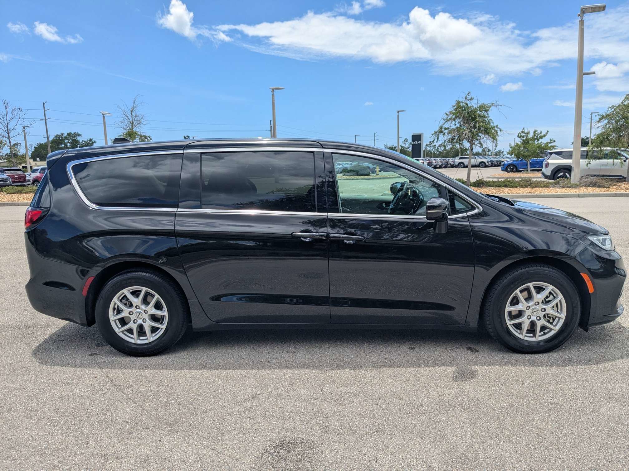 Used 2024 Chrysler Pacifica Touring-L FWD image 4