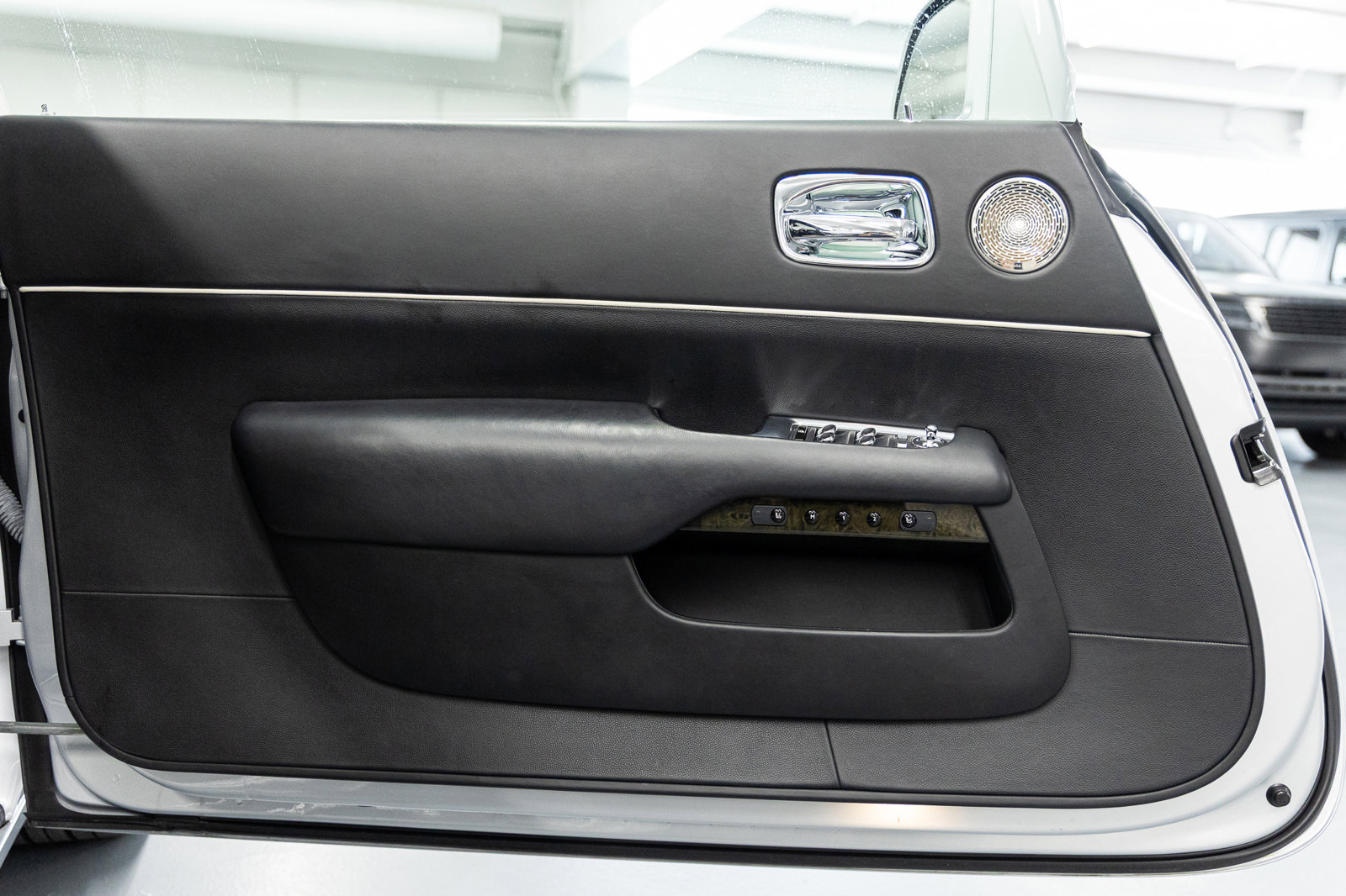 Used 2017 Rolls-Royce Dawn image 29