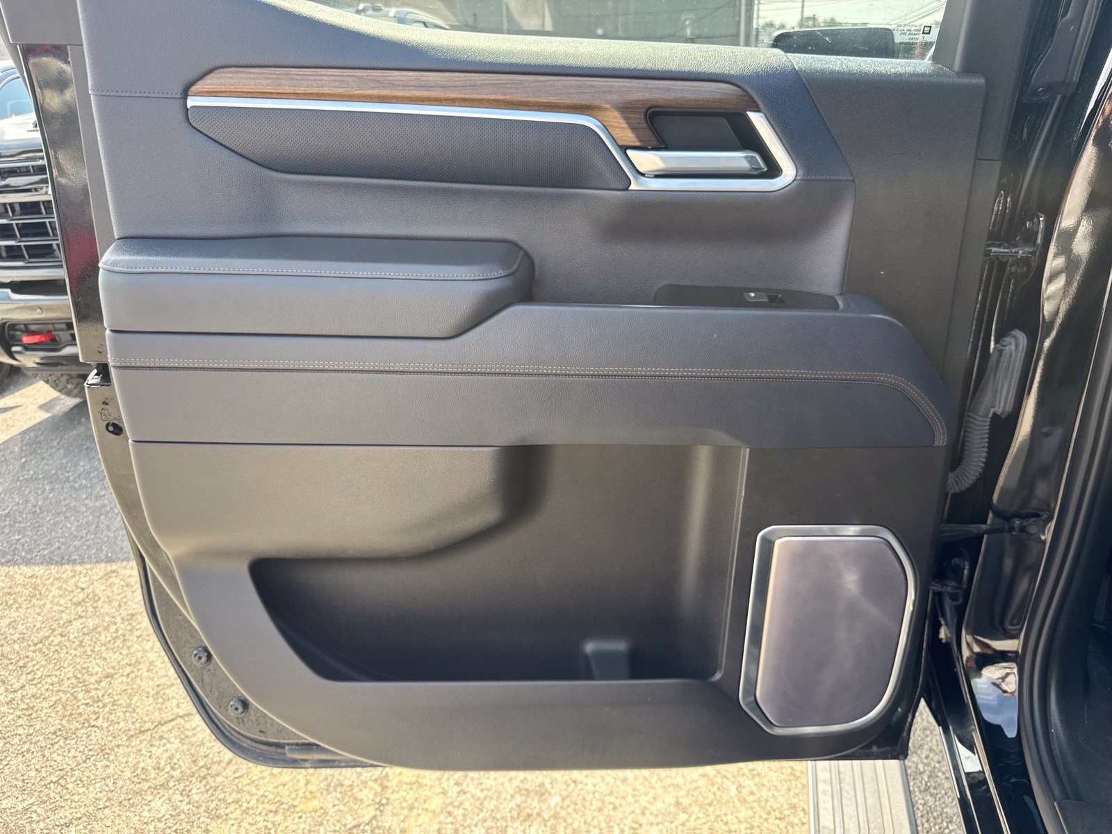 Used 2022 Chevrolet Silverado 1500 High Country w/ High Country Premium Package AWD/4WD image 28
