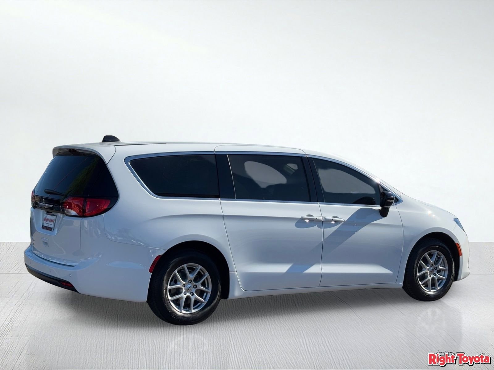 Used 2025 Chrysler Voyager LX image 4